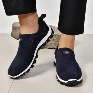 Vue détaillée de chaussures pour hommes en daim bleu marine avec semelles crantées