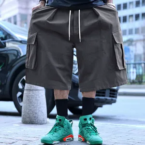 Nahaufnahme einer übergroßen Cargo-Shorts für Herren mit vielen Taschen und Kordelzug