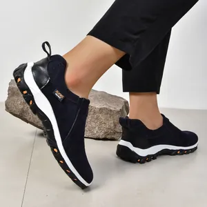 Vue détaillée des baskets à enfiler en daim bleu marine pour hommes avec semelle crantée