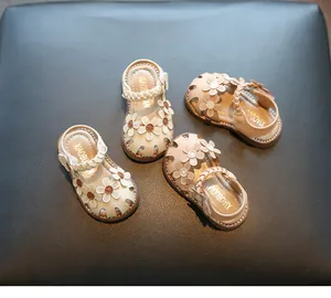 Detailansicht süßer Baby-Mädchen Sommersandalen mit 3D-Gänseblümchen und weicher Sohle