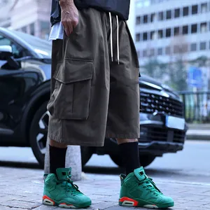 Detailansicht von oversized dunkelbraunen Cargo-Shorts mit großen Taschen und Kordelzug