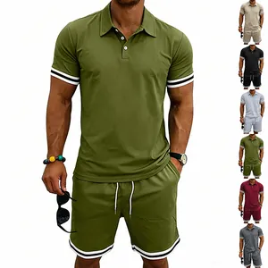 Dettaglio del set polo sportiva e pantaloncini verde oliva per uomo due pezzi