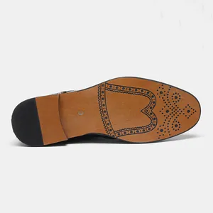 Primo piano della suola in pelle marrone di una scarpa Brogue da uomo con motivi decorativi