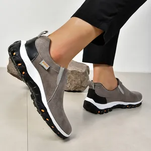 Gros plan de chaussures décontractées en daim gris pour hommes avec semelles en caoutchouc.