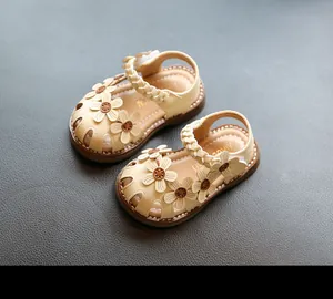 Süße beige Baby-Sandalen für Mädchen mit zarten Blumenmustern und weichen geflochtenen Riemen.