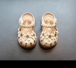 Detailansicht beige Mädchen-Sandalen mit Blumenakzenten und weicher Lederstruktur