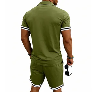Vista posteriore di un set polo e pantaloncini uomo verde oliva con bordi a righe.
