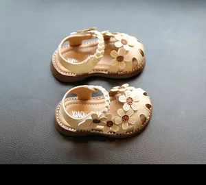 Süße Baby-Mädchen Sandalen in Beige mit 3D-Blumendekor und geflochtenen Riemen.