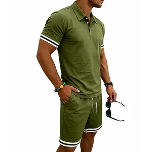 Completo polo e pantaloncini da uomo verde oliva con strisce a contrasto sul modello