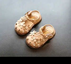 Detailaufnahme beige Baby-Prinzessin-Sandalen mit 3D-Blumenakzenten und weicher Sohle