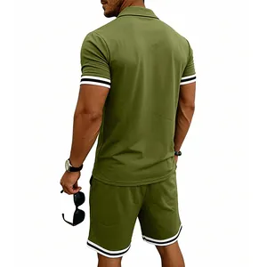 Vista posteriore dettagliata di un set polo da uomo verde oliva con bordi a righe