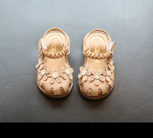 Draufsicht auf beige Baby-Sandalen für Mädchen mit niedlichen Blumenverzierungen