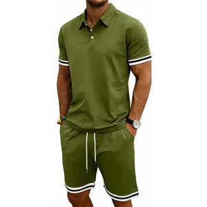 Vista dettagliata del set polo e pantaloncini verde oliva da uomo con righe.