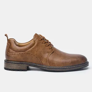 Profilo laterale dettagliato di scarpe stringate casual da uomo in pelle marrone classica.