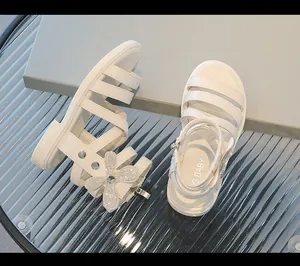 Vista superior de sandalias romanas blancas para niña con mariposa de diamantes