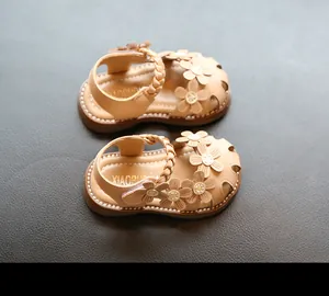Detailansicht beige Baby-Sandalen für Mädchen mit Blumenakzenten und weicher Sohle