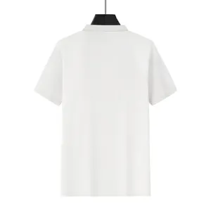 Vue arrière du polo pour homme en maille gaufrée blanche au design décontracté épuré.