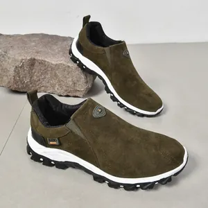 Vue détaillée des mocassins en daim vert olive pour hommes avec semelles extérieures.