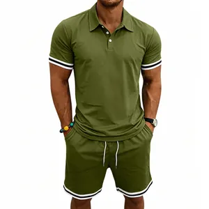Vista frontale del set polo e pantaloncini verde oliva da uomo con bordi a righe.