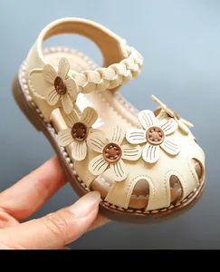 Detailansicht der beigen Kleinkind-Sandalen mit Blumendekor und weicher Sohle