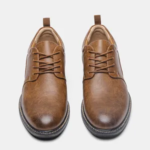 Vista dall'alto di comode scarpe casual da uomo in pelle marrone stringate