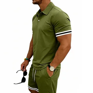 Dettaglio del set polo da uomo verde oliva con polsini a righe e pantaloncini casual