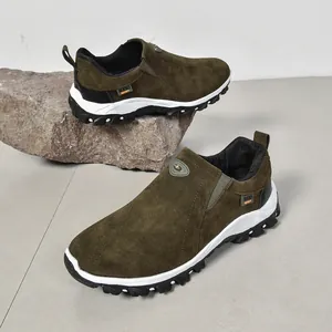 Vue détaillée des chaussures d'extérieur sans lacets en daim vert avec semelle robuste.