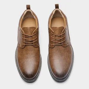 Vista dall'alto dettagliata di scarpe stringate casual da uomo in pelle marrone