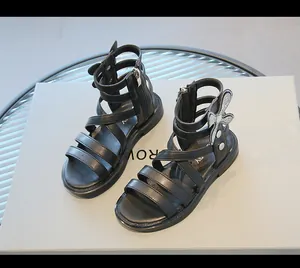 Elegantes sandalias romanas altas negras para niñas con mariposa de pedrería brillante
