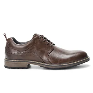 Dettaglio ravvicinato di classiche scarpe Oxford da uomo in pelle marrone con decorazioni brogue