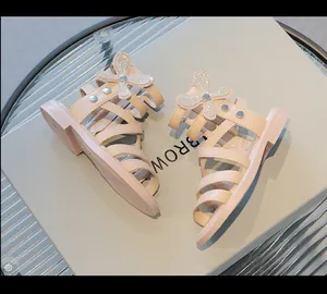 Detalle de las sandalias romanas para niña con brillantes adornos de mariposas en strass