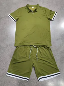 Vista piatta del set Polo da uomo verde oliva con dettagli a righe sugli orli