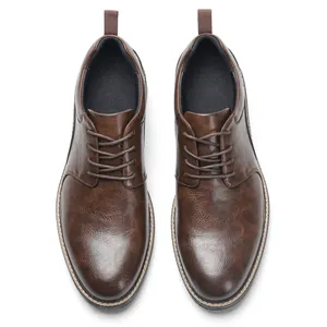 Vista dall'alto di scarpe casual da uomo in pelle marrone con texture fine e lacci