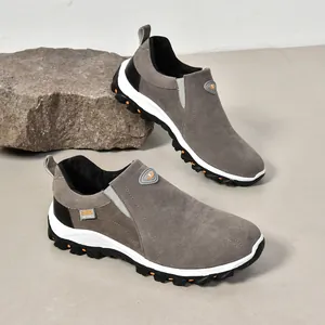 Vue détaillée de chaussures de plein air grises en daim sans lacets pour hommes