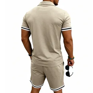 Vista posteriore di un completo polo da uomo kaki con eleganti dettagli a righe sui bordi.