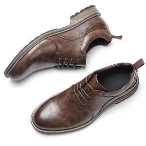 Dettaglio della trama delle scarpe brogue in pelle marrone da uomo con lacci classici