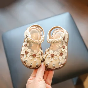 Weiche Baby-Mädchen-Sandalen für den Sommer mit süßen Blumenmotiven und Zopfriemen