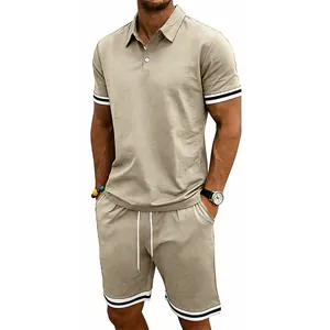 Vista dettagliata del set polo e pantaloncini color kaki da uomo in stile britannico