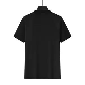 Vue arrière d'un polo pour hommes en maille gaufrée noire à manches courtes sur cintre