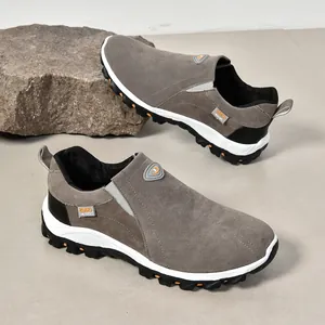 Vue détaillée de chaussures d'extérieur en daim gris avec semelle en caoutchouc.