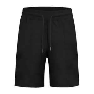 Dettaglio dei pantaloncini neri da uomo in maglia a nido d'ape con vita regolabile con coulisse