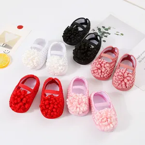 Vue détaillée de chaussures de princesse pour bébé multicolores avec semelles souples et fleurs