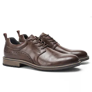 Scarpe oxford da uomo in pelle martellata marrone scuro con classici dettagli brogue