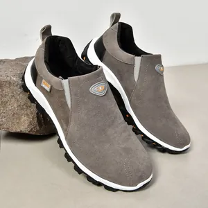 Détail des chaussures de marche grises pour hommes avec une semelle en caoutchouc robuste