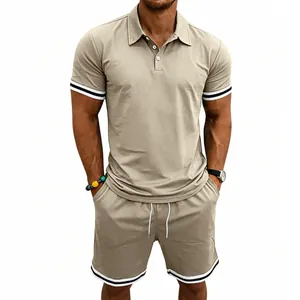 Dettaglio completo polo e pantaloncini beige da uomo stile britannico con bordi a righe