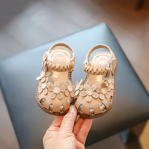 Beige Baby Mädchen Sommersandalen mit dekorativen Blumen und weichen geflochtenen Riemen