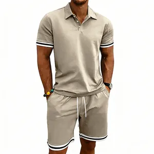 Completo estivo casual da uomo in stile britannico con polo e pantaloncini kaki