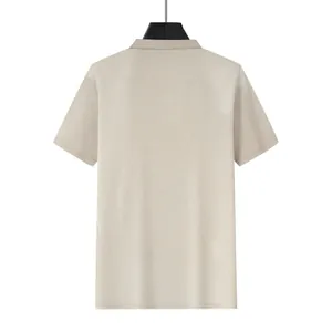 Vue arrière détaillée d'un polo beige en maille gaufrée pour homme à manches courtes