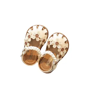 Cremeweiße Babysandalen für Mädchen mit Blumendekor und weicher Sohle für den Sommer
