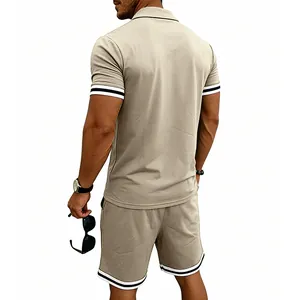 Vista posteriore dettagliata del completo polo e pantaloncini beige uomo a righe
